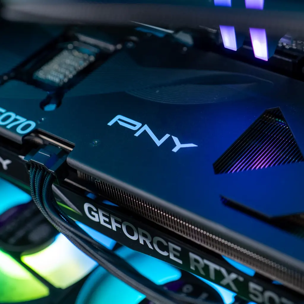 Gros plan sur la carte graphique PNY GeForce RTX 5070 du PC gamer Aqua, montrant le logo de la marque et son design moderne