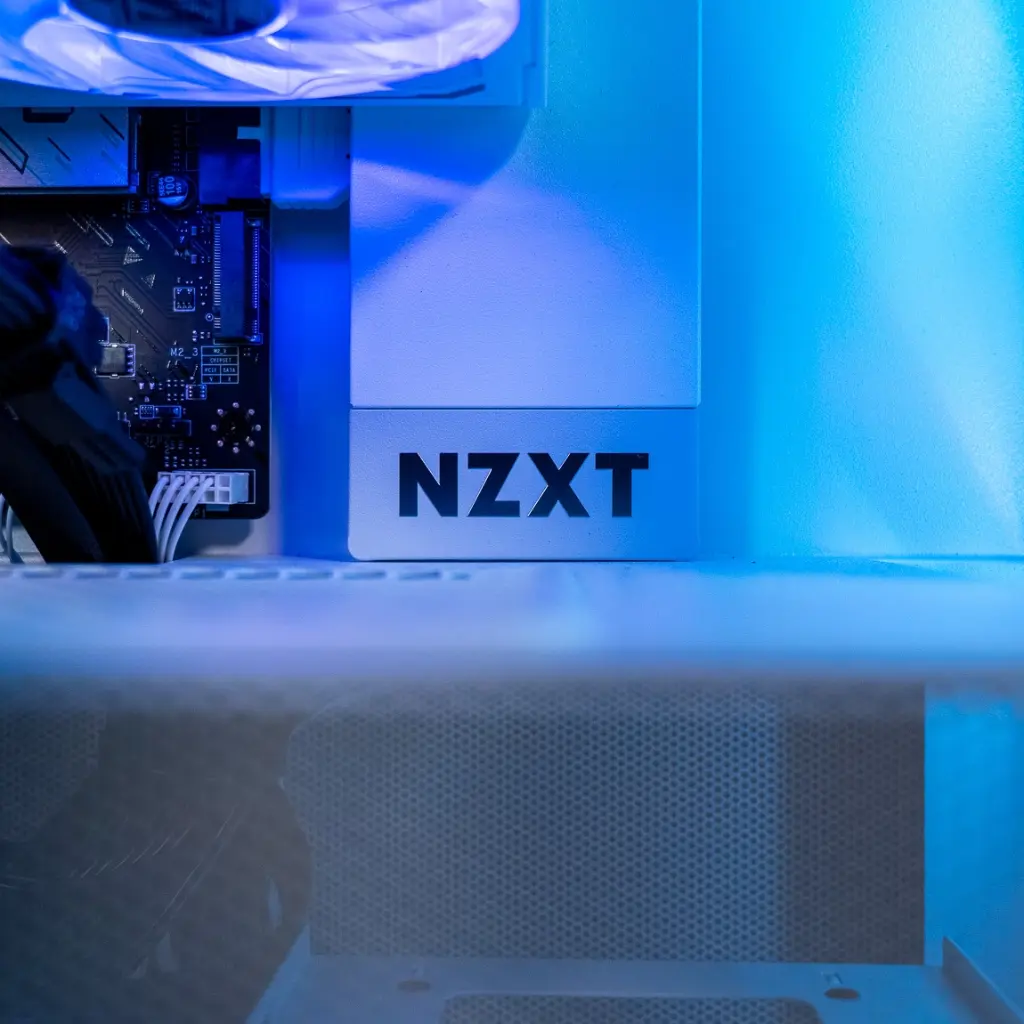 PC Frost by NZXT Radeon™ RX 9070 XT