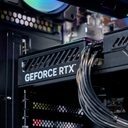Détail du branchement d'alimentation de la carte graphique NVIDIA GeForce RTX 5050 8GB dans le boîtier du PC Typhoon
