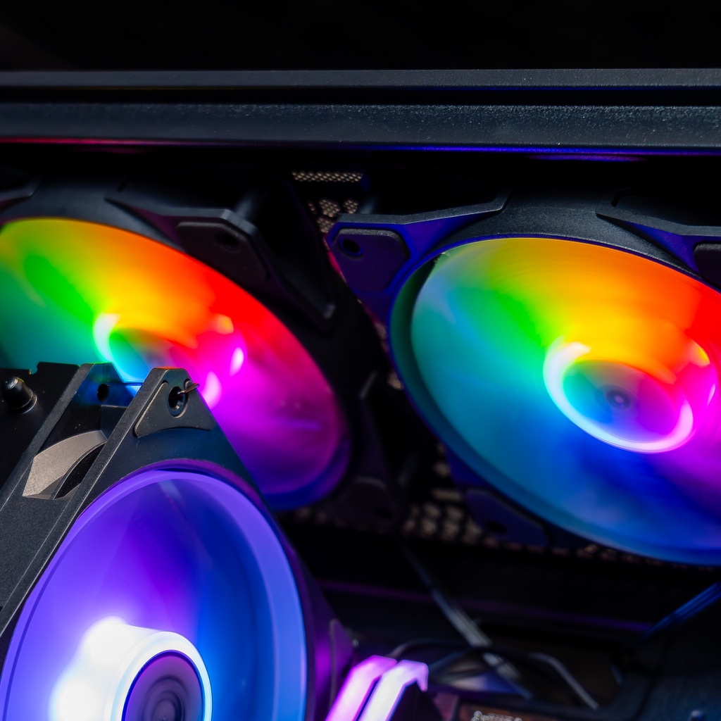 Zoom sur les ventilateurs MSI ARGB du boîtier Typhoon et le ventirad Arctic Freezer 36 pour un refroidissement optimal