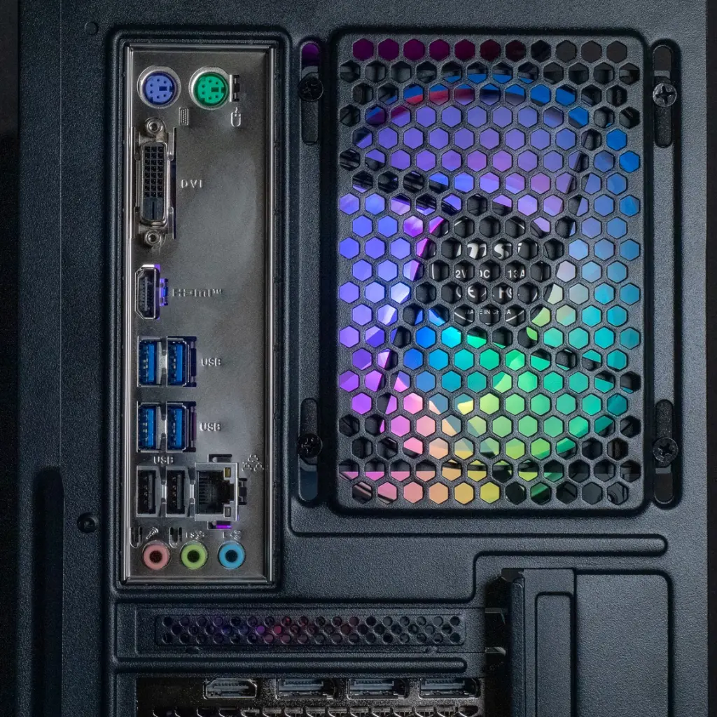 Panneau de connectique arrière du PC gamer Typhoon FlowUP présentant les ports USB, sorties vidéo HDMI et DisplayPort, et prises audio