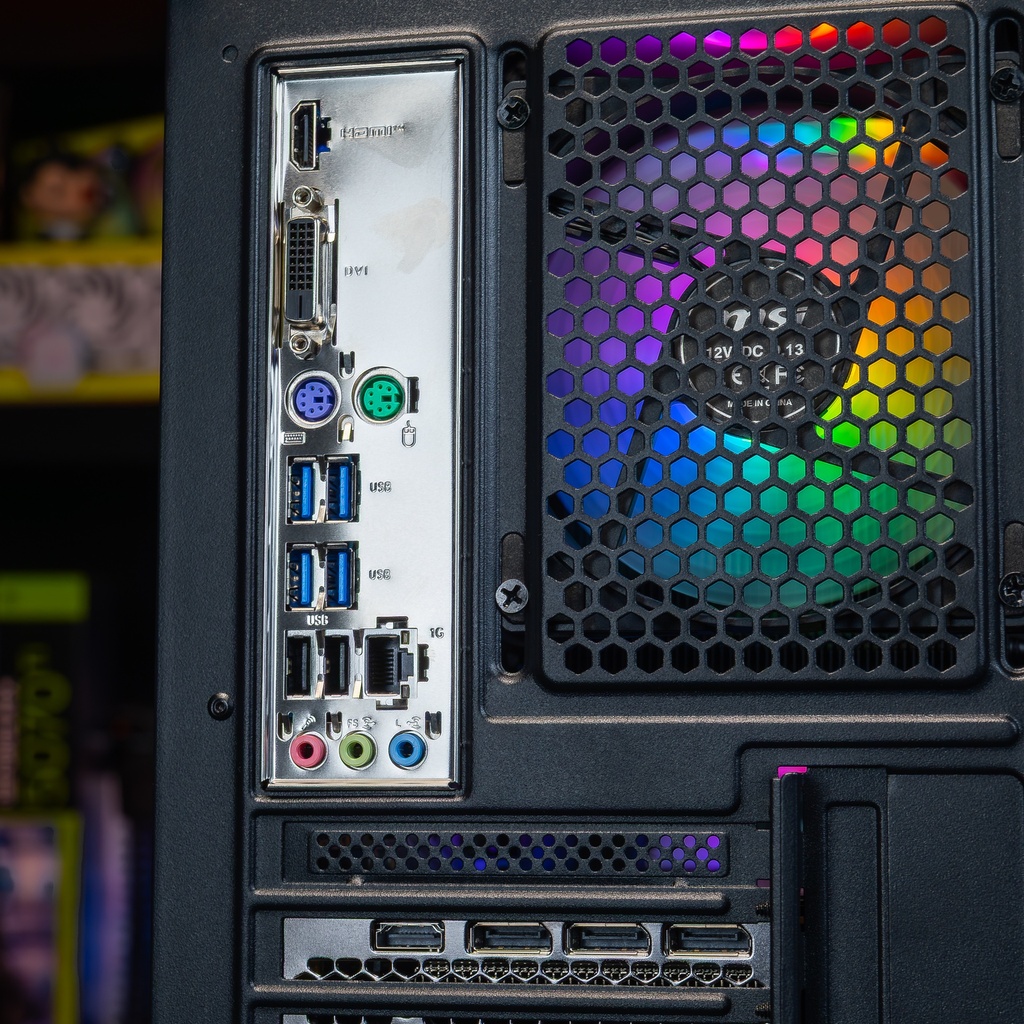 Panneau de connectique arrière du PC gamer Typhoon FlowUP présentant les ports USB, sorties vidéo HDMI et DisplayPort, et prises audio