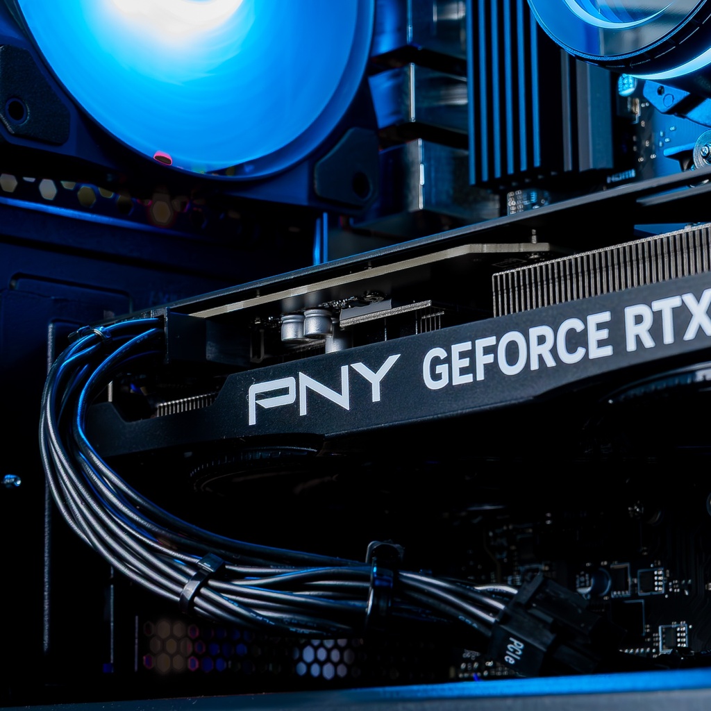 Gros plan sur la carte graphique PNY GeForce RTX 5060 Ti installée dans le PC Savannah, montrant le connecteur d'alimentation et le ventilateur arrière MSI éclairé en bleu