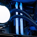 Détail des barrettes de mémoire vive Kingston FURY RGB éclairées en bleu intense à l'intérieur du PC gamer Savannah