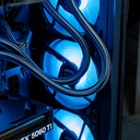 Vue rapprochée des trois ventilateurs MSI ARGB de façade éclairés en bleu, montrant leur intégration derrière la façade en mesh du PC gamer Savannah