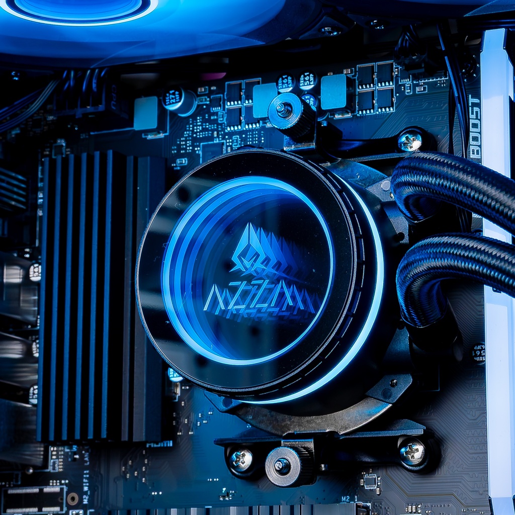 Gros plan sur le waterblock AZZA avec son effet miroir infini et son éclairage LED bleu au-dessus du processeur du PC Gamer Savannah