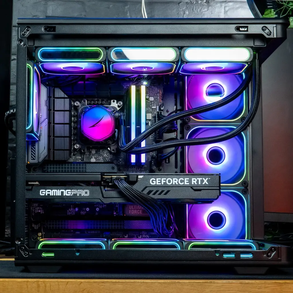 Vue latérale du PC gamer Rainbow V2 GEFORCE RTX™ 5070 Ti montrant la carte graphique GamingPro et l'éclairage ARGB complet