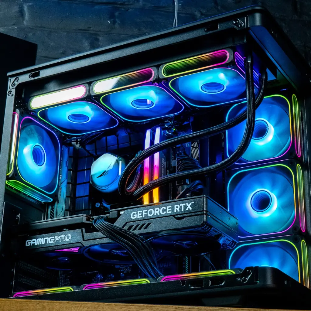 Vue d'angle intérieure du PC gamer Rainbow V2 GEFORCE RTX™ 5070 Ti avec neuf ventilateurs ARGB et watercooling