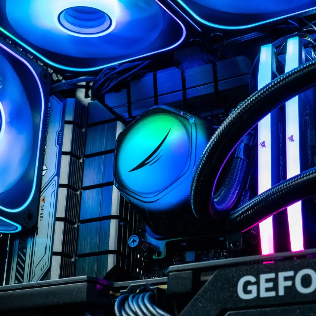 Gros plan du waterblock ARGB et des barrettes de RAM Corsair Vengeance lumineuses dans le PC gamer Rainbow V2 GEFORCE RTX™ 5070 Ti