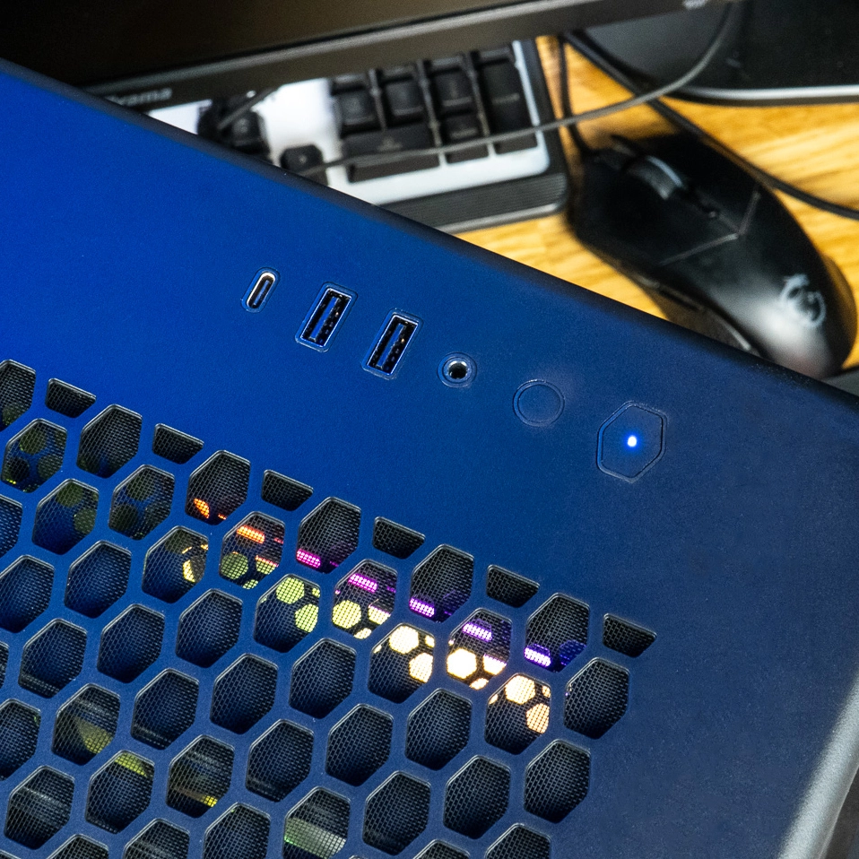 Vue rapprochée du panneau supérieur du PC gamer Rainbow V2 GEFORCE RTX™ 5070 Ti avec ports USB, USB-C et bouton d'alimentation sur boîtier