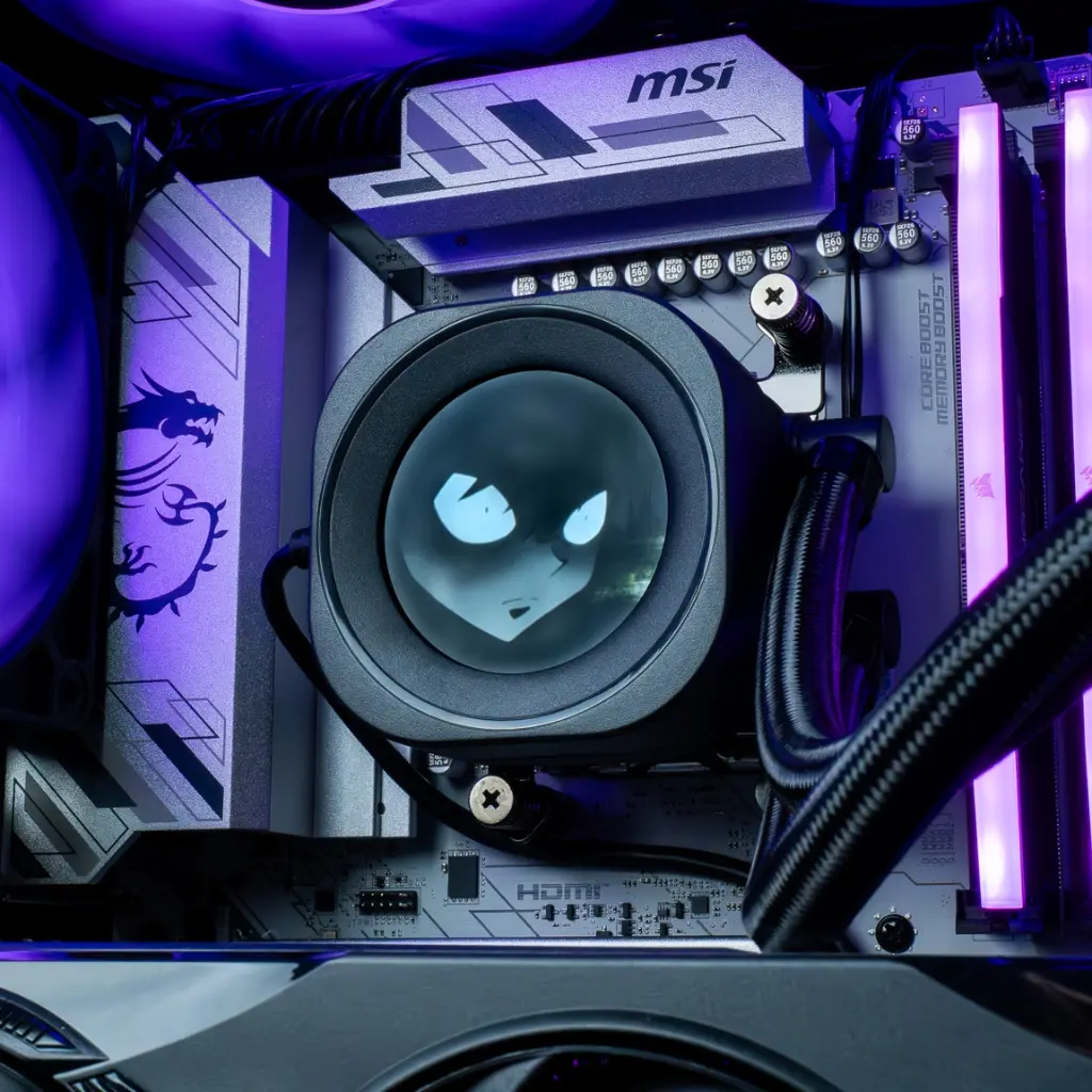 Gros plan watercooling LCD RGB violet dans PC gamer Orion GeForce RTX™ 5080 noir configuration gaming 4K hautes performances