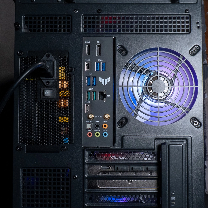 Vue arrière du PC gamer Rainbow V2 GEFORCE RTX™ 5070 Ti montrant les ports de la carte mère ASUS TUF Z790-PLUS WiFi et le ventilateur ARGB