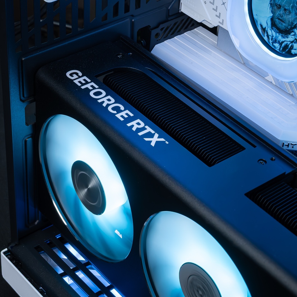 Vue rapprochée de la carte graphique avec marquage GEFORCE RTX™ à l'intérieur du PC gamer Touch Ultimate GEFORCE RTX™ 5080