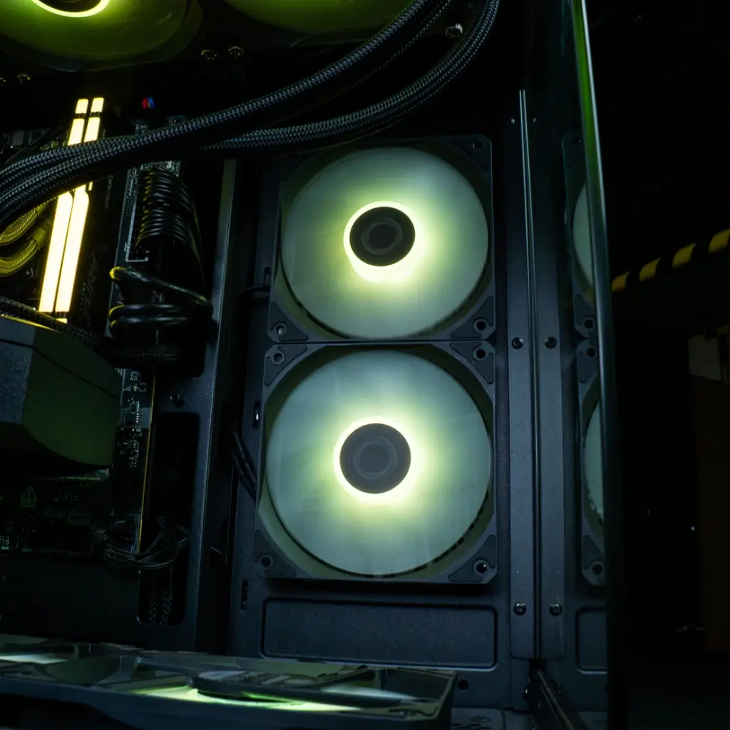 Gros plan sur les ventilateurs intérieur du PC gamer Fuego, affichant un éclairage ARGB circulaire vert citron intense