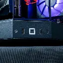 Panneau avant noir USB et bouton power du PC gamer Orion GeForce RTX™ 5080 configuration gaming 4K 2160p