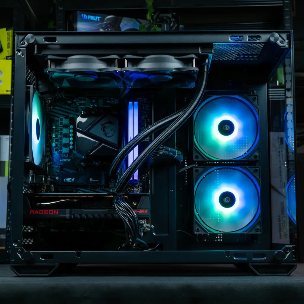 Vue d'ensemble interne du PC gamer Nightwing FlowUP avec watercooling MSI MAG Coreliquid, carte graphique Radeon et éclairage ARGB bleu