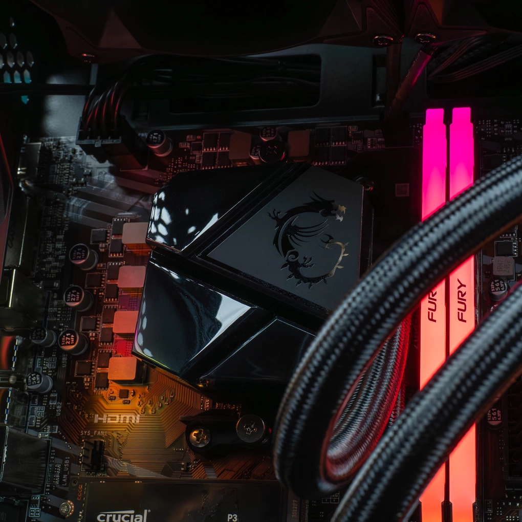Gros plan sur le waterblock MSI MAG Coreliquid avec son logo dragon emblématique, installé au cœur du PC gamer Nightwing