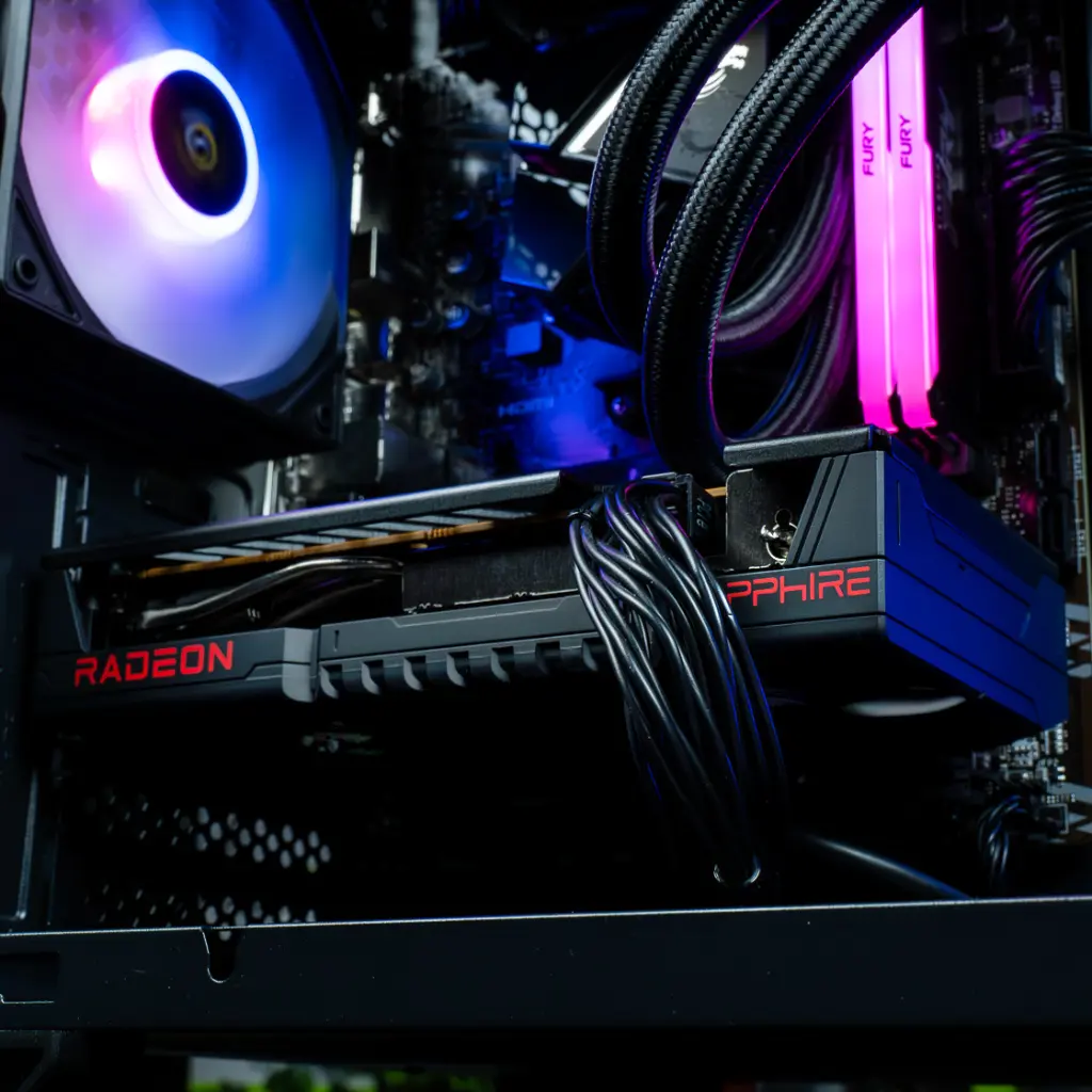 Vue rapprochée de la carte graphique Sapphire Radeon installée dans le PC gamer Nightwing, mettant en lumière le câblage soigné