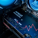 Vue rapprochée de la carte graphique Sapphire Radeon installée dans le PC gamer Nightwing, mettant en lumière le câblage soigné