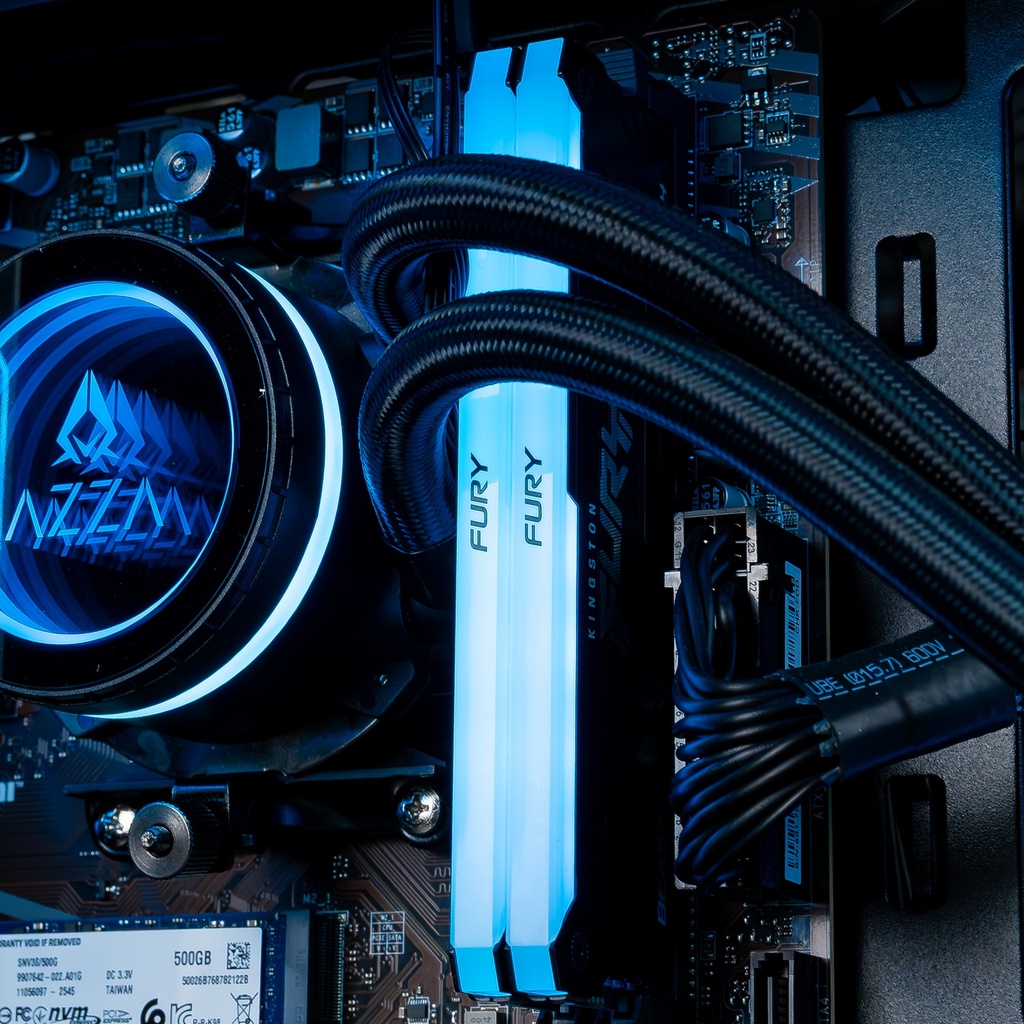 Vue rapprochée des barrettes de mémoire vive Kingston FURY RGB éclairées en bleu à l'intérieur du PC gamer Nightwing