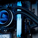 Vue rapprochée des barrettes de mémoire vive Kingston FURY RGB éclairées en bleu à l'intérieur du PC gamer Nightwing