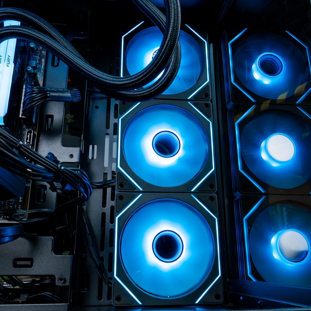 Vue rapprochée des deux ventilateurs de façade avec éclairage ARGB bleu, assurant le flux d'air frais à l'intérieur du PC gamer Nightwing