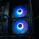 Vue rapprochée des deux ventilateurs de façade avec éclairage ARGB bleu, assurant le flux d'air frais à l'intérieur du PC gamer Nightwing