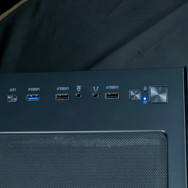 Vue de dessus du panneau de contrôle du PC Nightwing avec ports USB 3.0, ports USB 2.0, prises jack audio et boutons d'alimentation et de gestion LED
