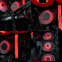 Vue multi-angles de l'intérieur du PC Rift RX 9060 XT : gros plan sur la carte graphique Sapphire Radeon, le waterblock Arctic éclairé en rouge, les barrettes de RAM Corsair Vengeance et les trois ventilateurs de façade RGB rouges