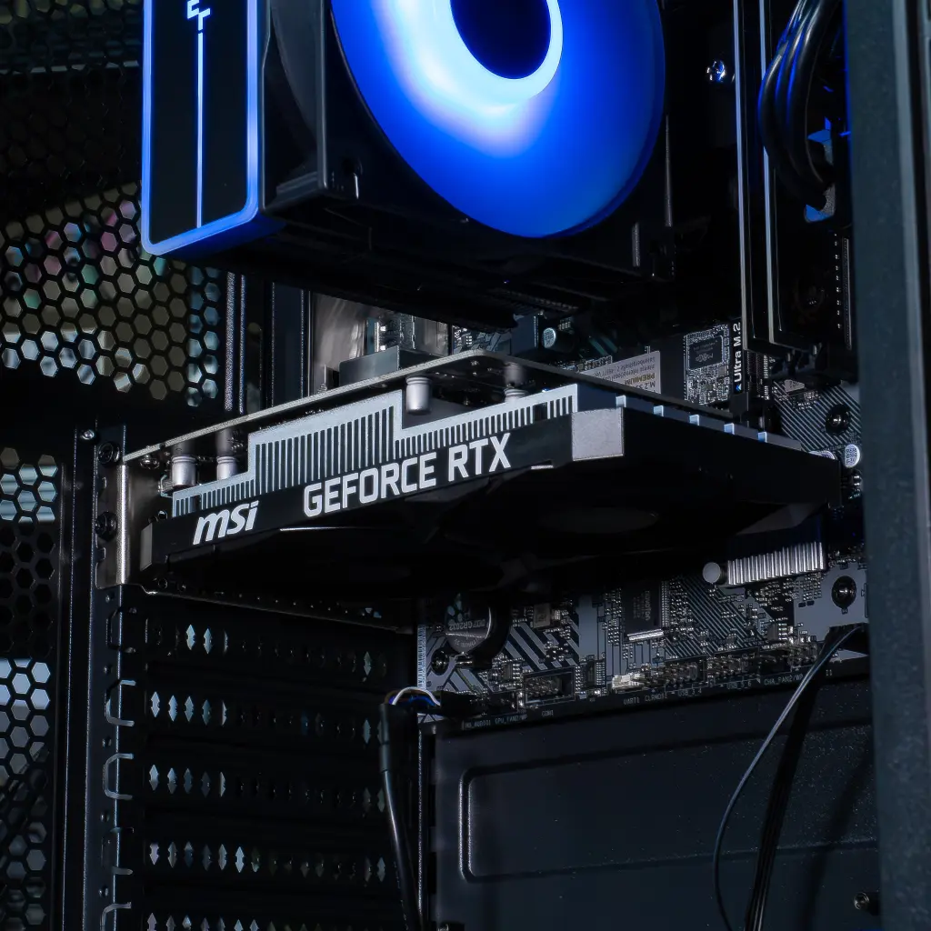 Gros plan sur la carte graphique MSI GeForce RTX et le ventirad DeepCool ARGB dans le PC gamer Bengal