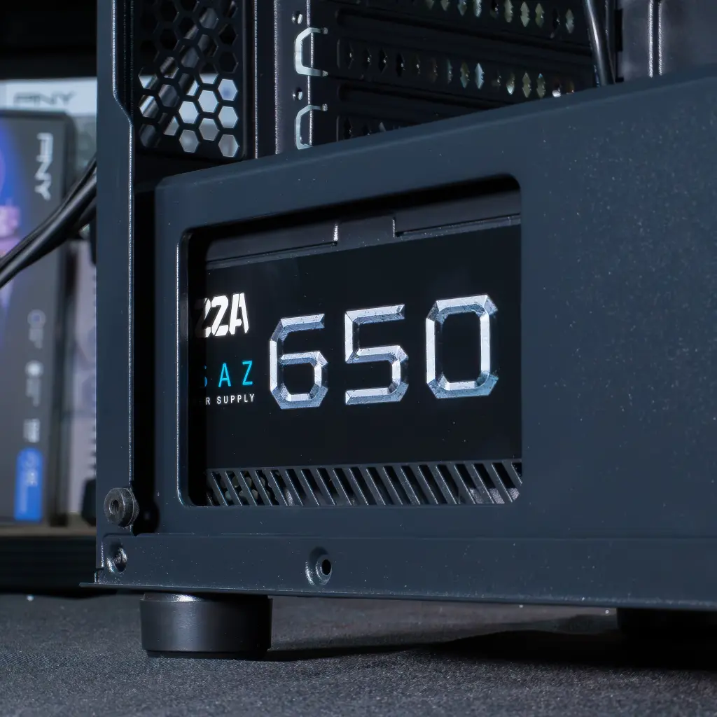 Gros plan sur l'unité d'alimentation Azza Psaz 650W 80 Plus Bronze du PC Bengal