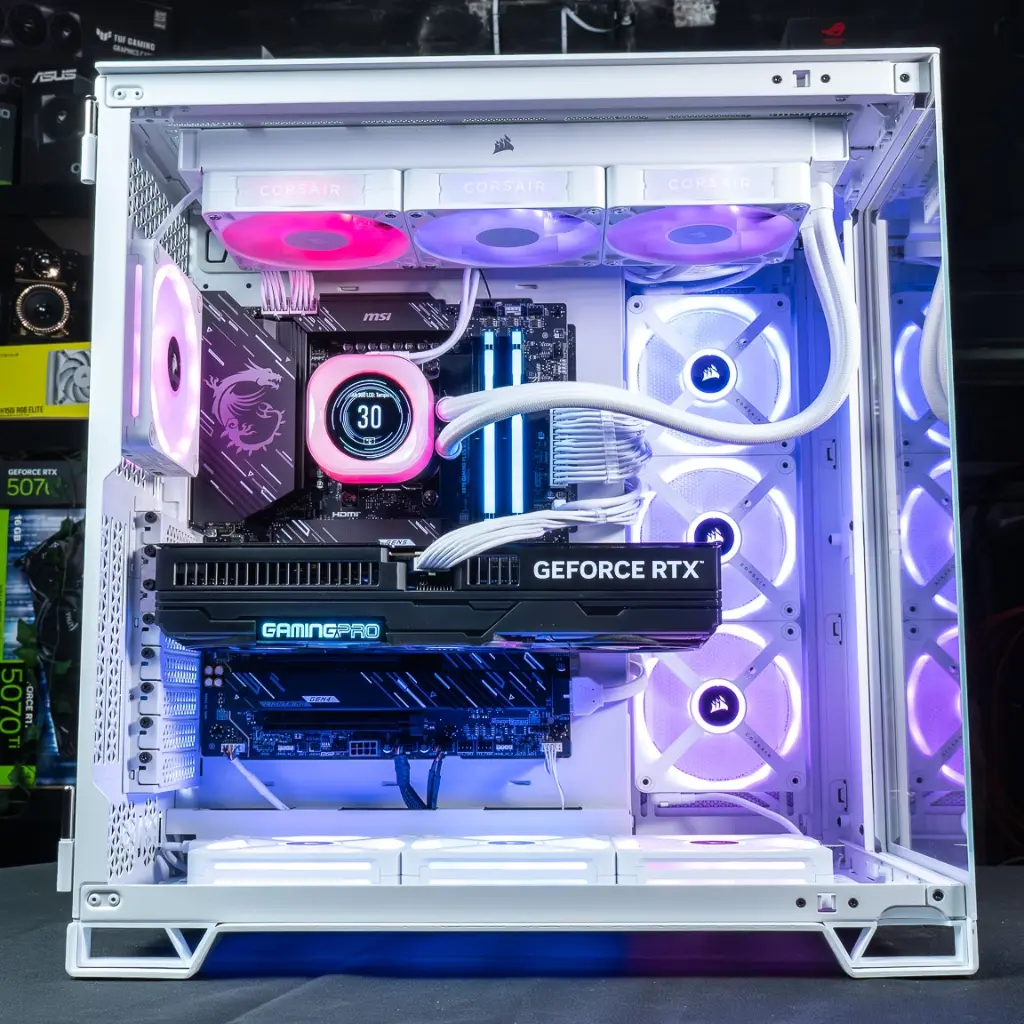 Vue intérieure RGB du PC gamer Mountain GeForce RTX™ 5080 blanc avec watercooling 360mm 32Go DDR5 SSD 2To configuration gaming 4K