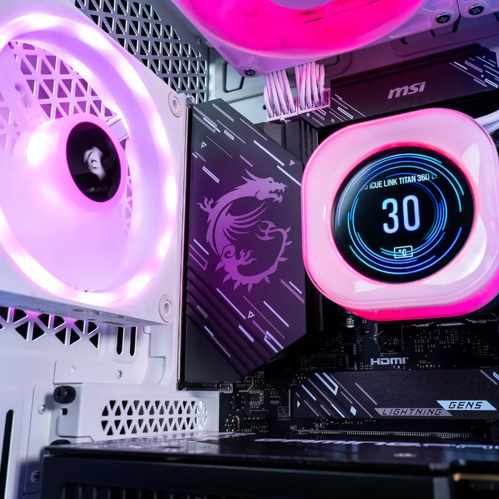 Détail carte mère MSI et watercooling LCD RGB dans PC gamer Mountain GeForce RTX™ 5080 blanc configuration gaming 4K ultra