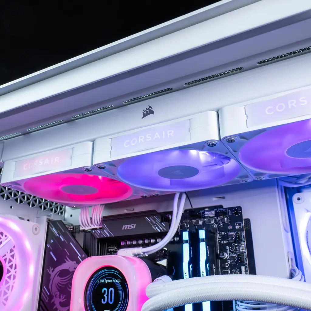 Ventilateurs Corsair RGB 360mm en haut du PC gamer Mountain GeForce RTX™ 5080 blanc configuration gaming 4K ultra hautes performances