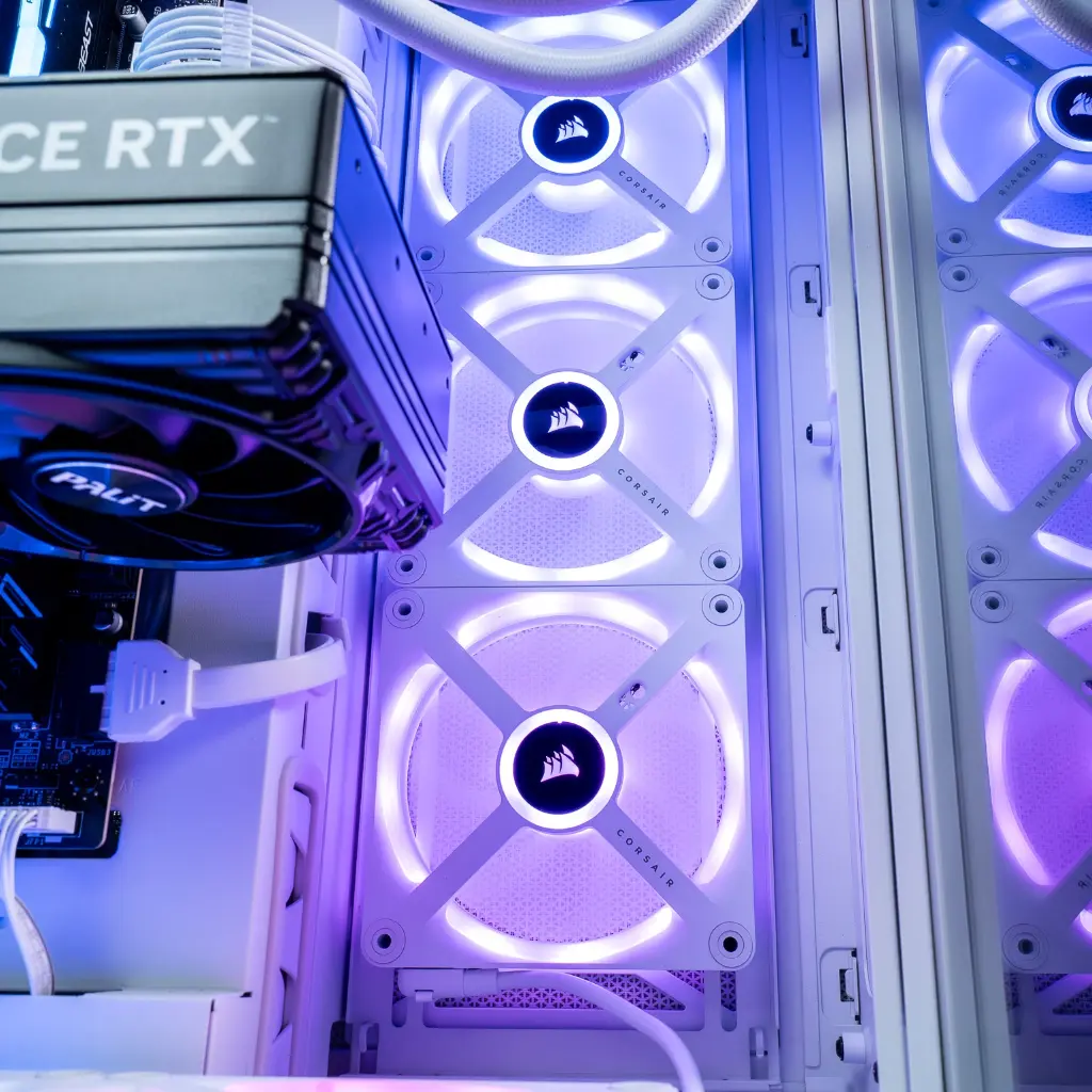 Ventilateurs RGB en façade et carte graphique GeForce RTX dans PC gamer Mountain GeForce RTX™ 5080 blanc configuration gaming 4K ultra