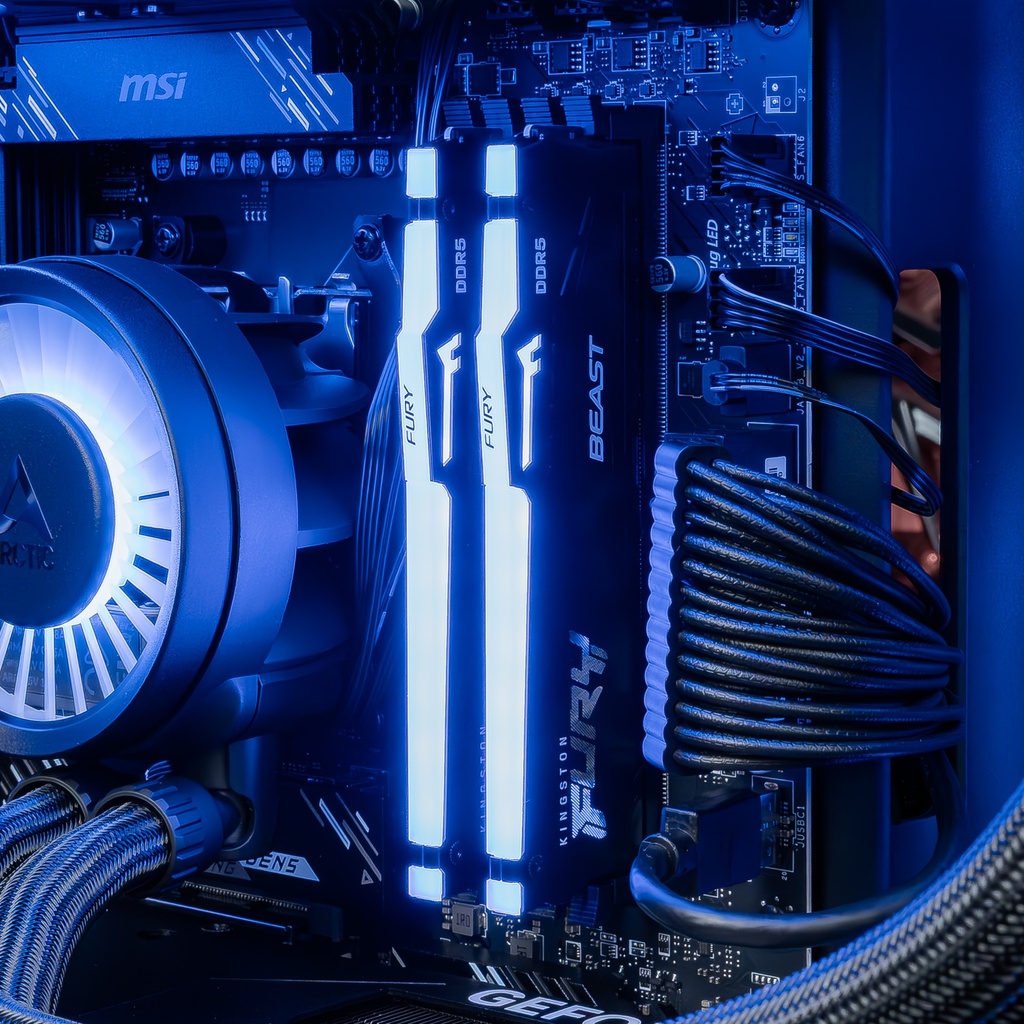 Vue rapprochée des barrettes de RAM Kingston FURY Beast DDR5 avec éclairage ARGB à l'intérieur du PC gamer Ascent X3D GEFORCE RTX™ 5080
