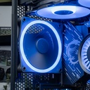 Vue rapprochée du ventilateur arrière ARGB avec éclairage bleu à côté du dissipateur MSI dans le PC gamer Ascent X3D GEFORCE RTX™ 5080