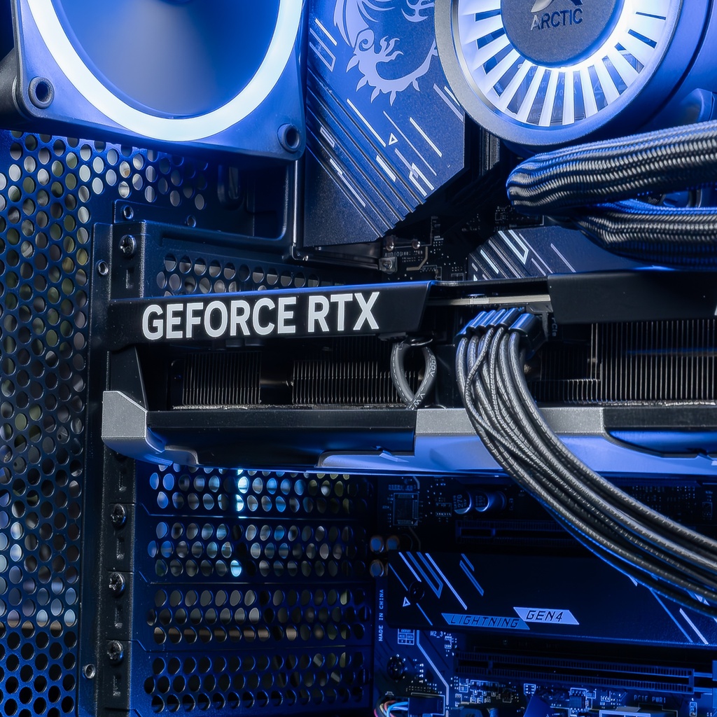 Vue rapprochée de la carte graphique installée horizontalement dans le PC gamer Ascent X3D GEFORCE RTX™ 5080 avec câbles d'alimentation et éclairage ARGB bleu