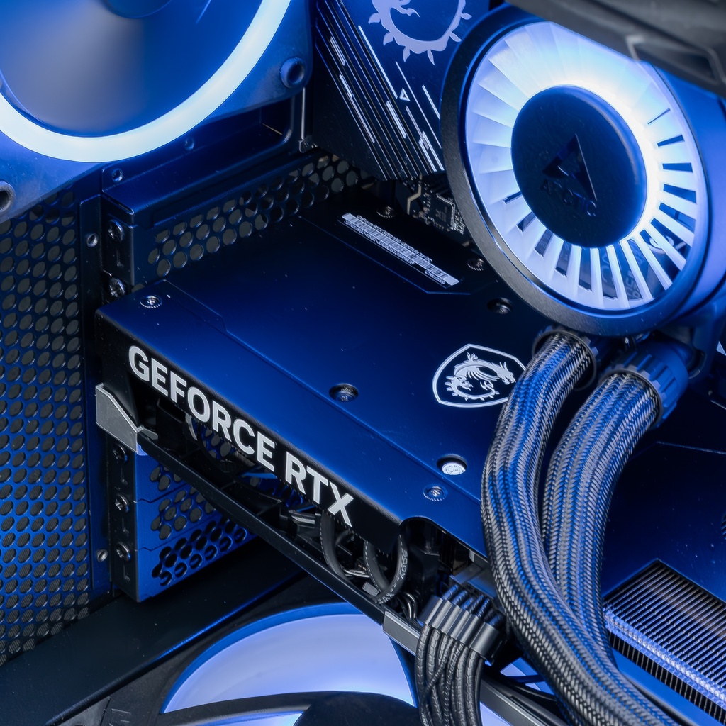 Vue rapprochée de la backplate MSI de la carte graphique GEFORCE RTX dans le PC gamer Ascent X3D GEFORCE RTX™ 5080