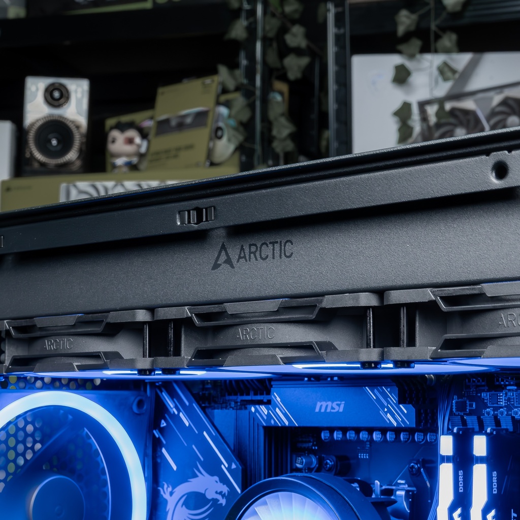 Vue rapprochée du radiateur watercooling Arctic installé en haut du boîtier du PC gamer Ascent X3D GEFORCE RTX™ 5080