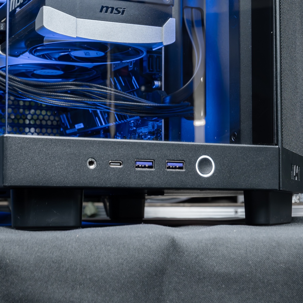 Vue de la connectique avant du boîtier NZXT avec ports USB et bouton Power du PC gamer Ascent X3D GEFORCE RTX™ 5080