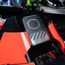 Détail du logo Cooler Master sur le capot noir et rouge du PC gamer Sneaker X GEFORCE RTX™ 5070 Ti