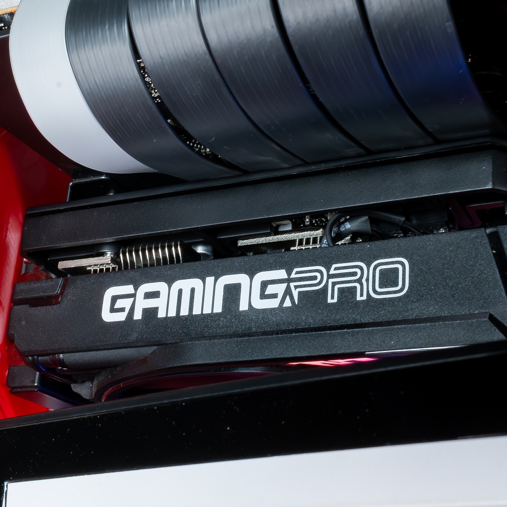 Vue rapprochée de la carte graphique GamingPro installée verticalement à l'intérieur du PC gamer Sneaker X GEFORCE RTX™ 5070 Ti