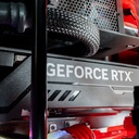 Vue rapprochée de la carte graphique NVIDIA GeForce RTX™ installée à l'intérieur du boîtier basket du PC gamer Sneaker X