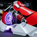 Vue rapprochée du système de refroidissement et de la structure articulée rouge et blanche du PC gamer Sneaker X GEFORCE RTX™ 5070 Ti