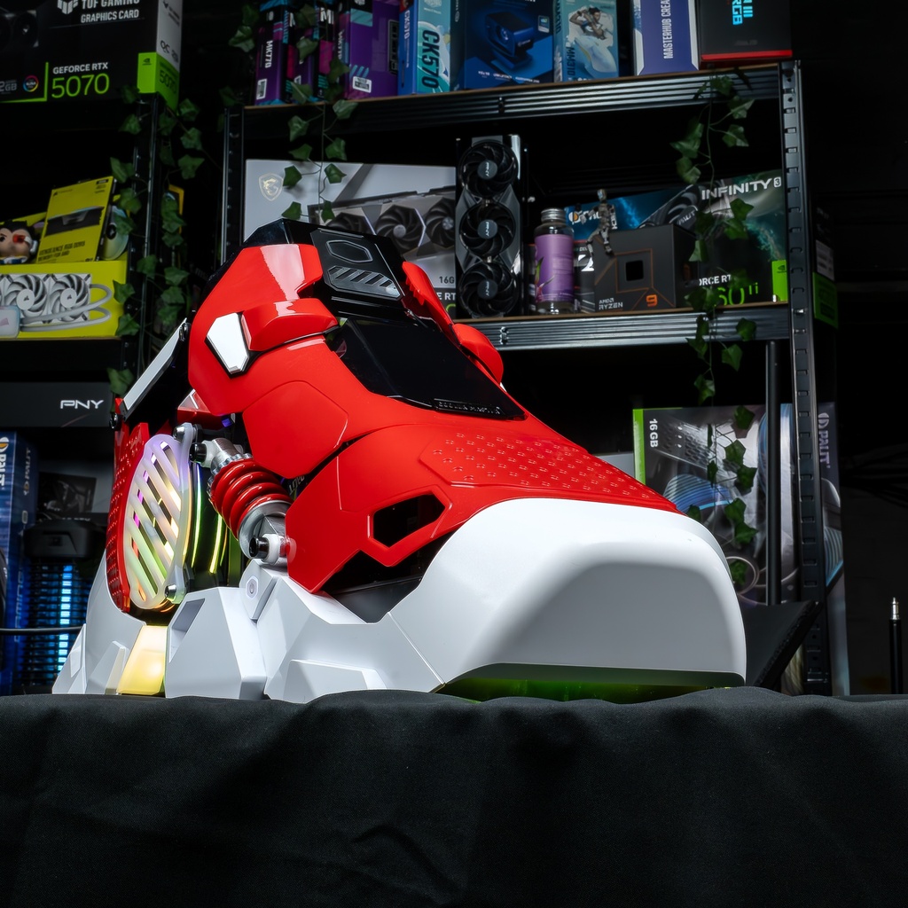 Vue frontale du PC gamer Sneaker X GEFORCE RTX™ 5070 Ti montrant son design de basket montante rouge et blanche avec éclairage LED sous la semelle