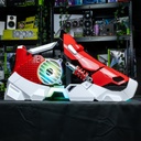 PC gamer Sneaker X GEFORCE RTX™ 5070 Ti au design unique en forme de basket rouge et blanche avec éclairage ARGB