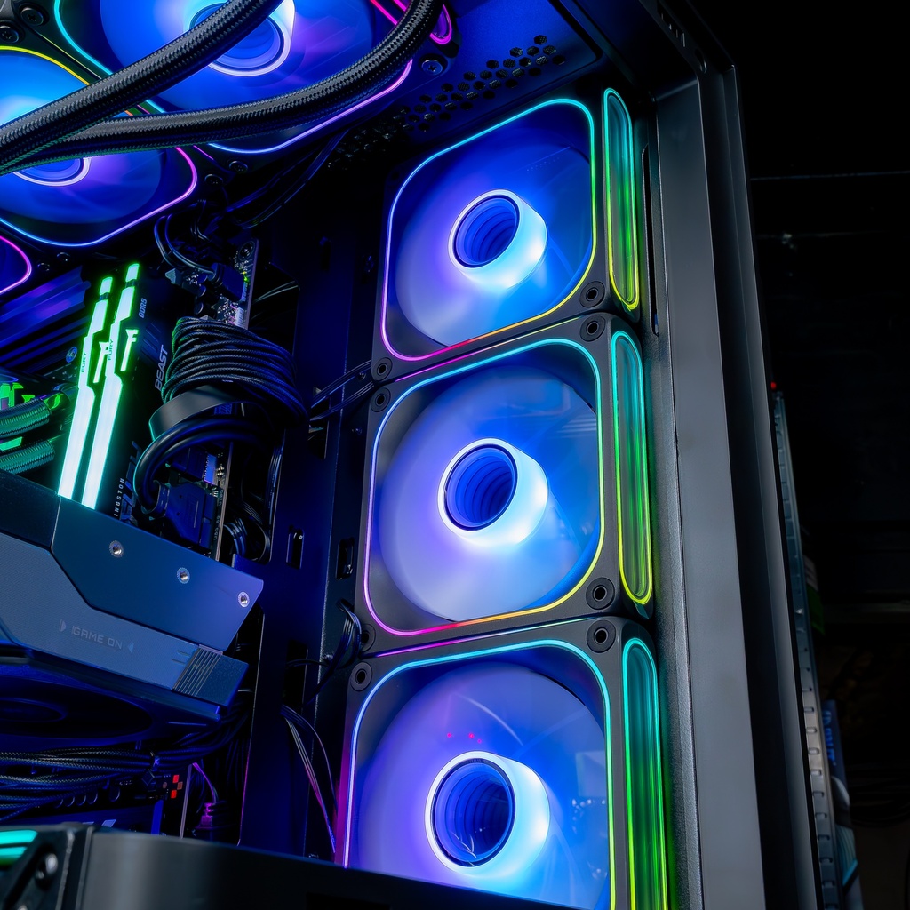 Trois ventilateurs latéraux ARGB avec contours lumineux arc-en-ciel dans le PC SHADOW by Helena Claris