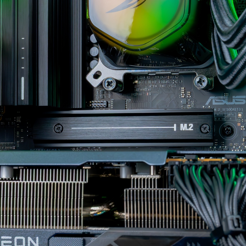 Gros plan du dissipateur thermique SSD M.2 noir situé au-dessus de la carte graphique Radeon™ du PC SHADOW