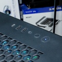 Vue rapprochée du panneau supérieur du PC SHADOW avec ports USB, USB-C et bouton d'alimentation